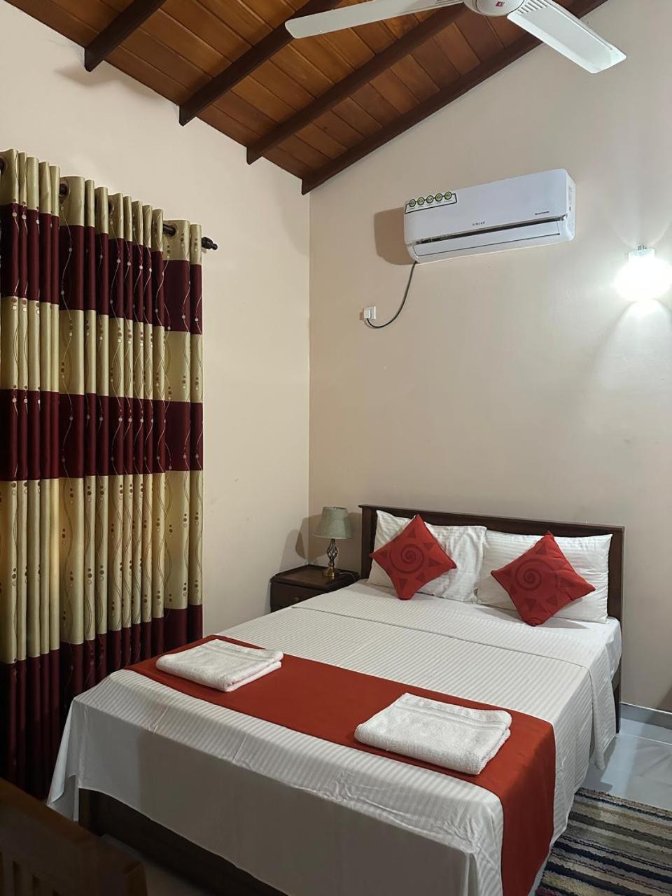 Lahiru Airport Villa Andiambalama Kültér fotó