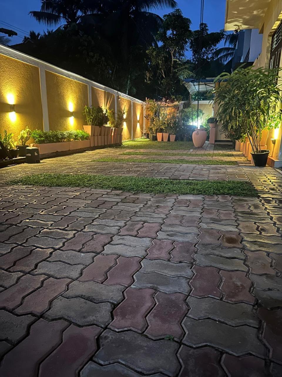 Lahiru Airport Villa Andiambalama Kültér fotó