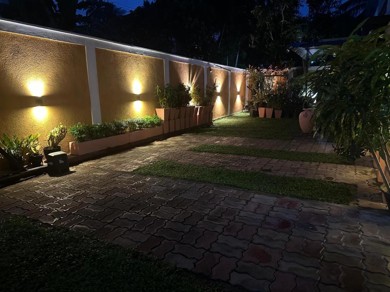 Lahiru Airport Villa Andiambalama Kültér fotó