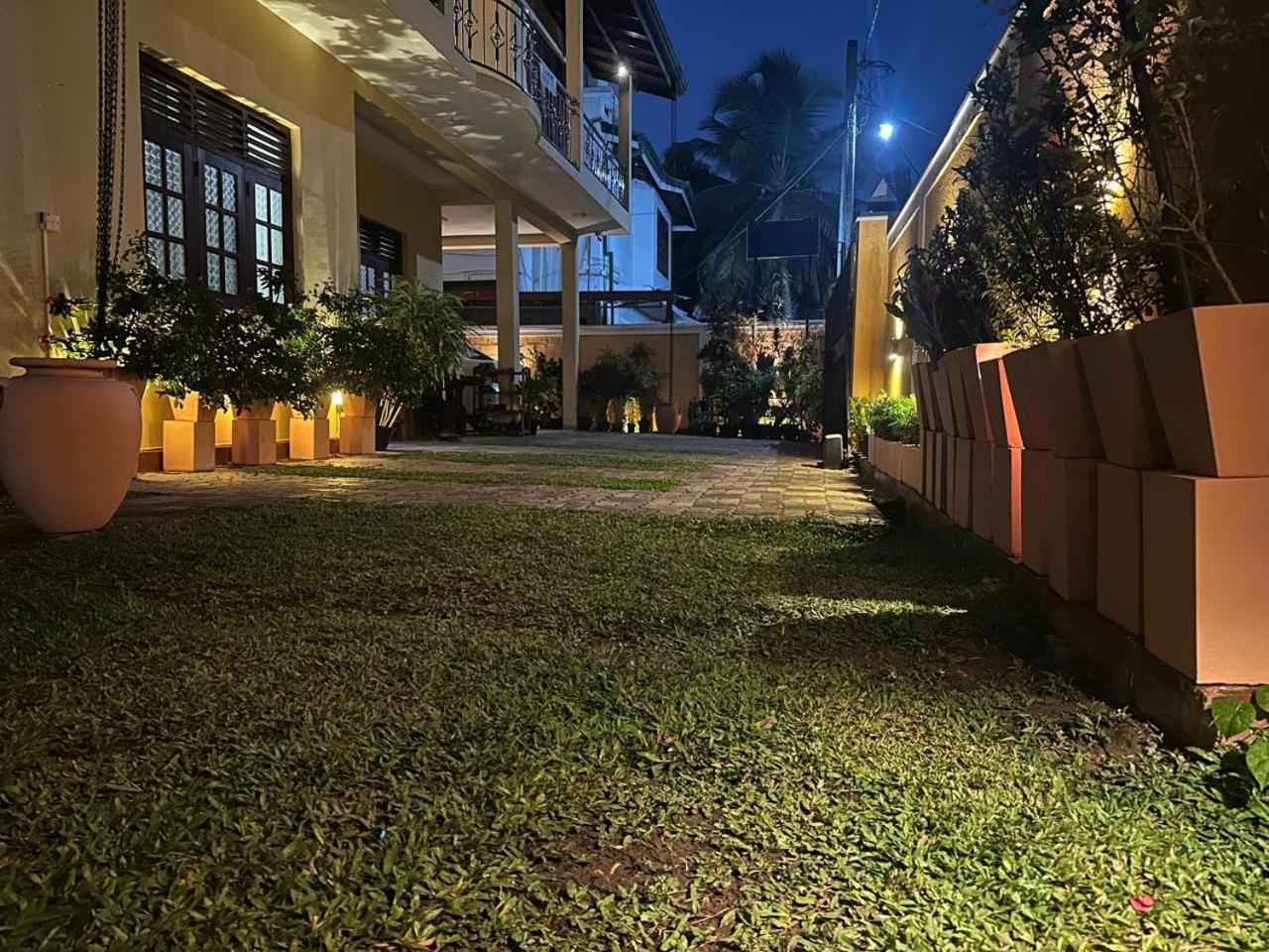 Lahiru Airport Villa Andiambalama Kültér fotó