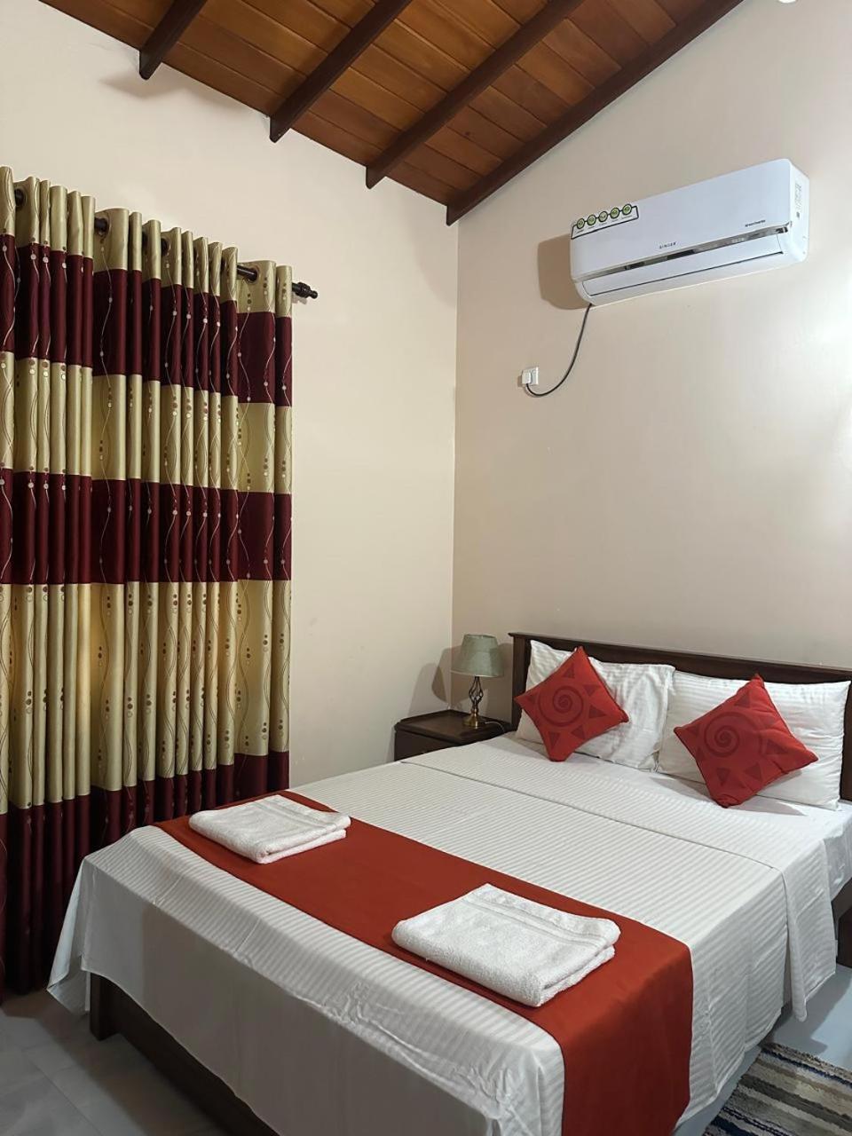 Lahiru Airport Villa Andiambalama Kültér fotó