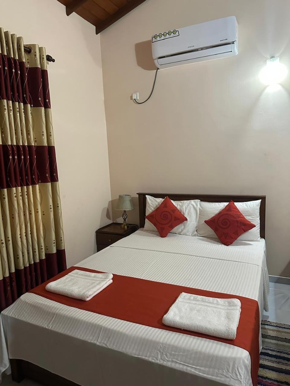 Lahiru Airport Villa Andiambalama Kültér fotó