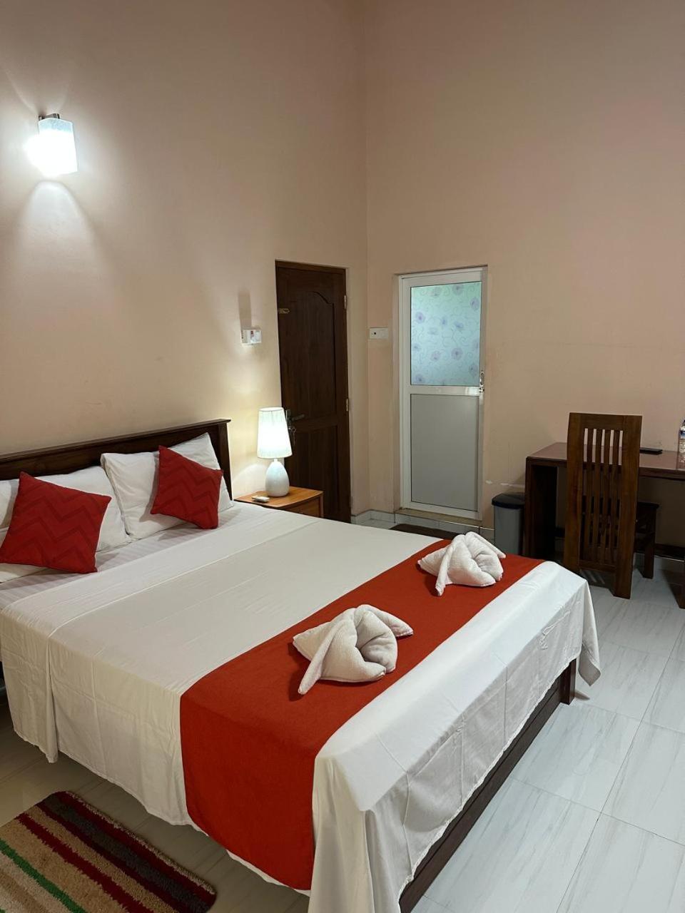Lahiru Airport Villa Andiambalama Kültér fotó