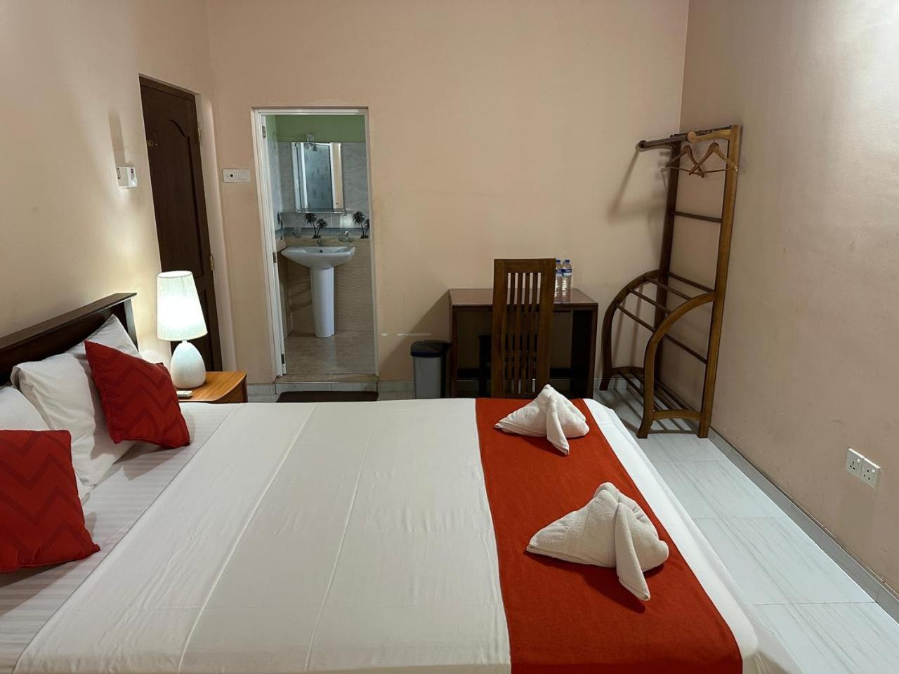 Lahiru Airport Villa Andiambalama Kültér fotó