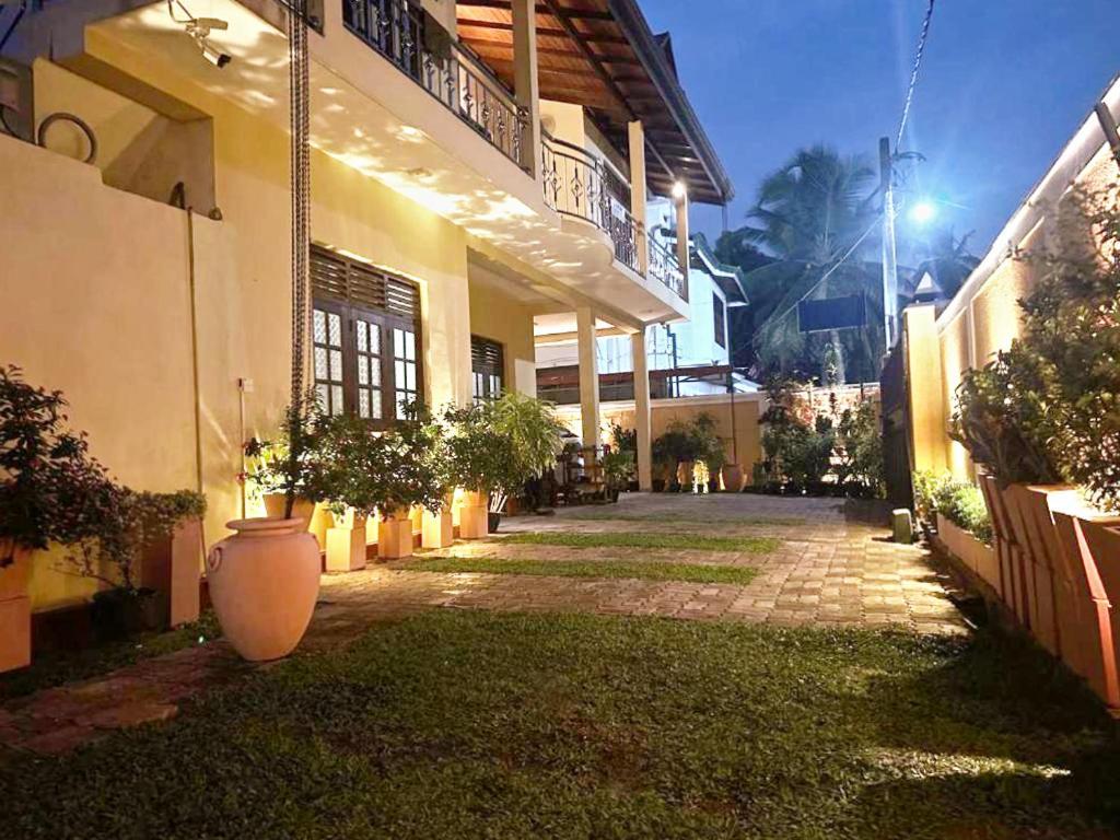 Lahiru Airport Villa Andiambalama Kültér fotó