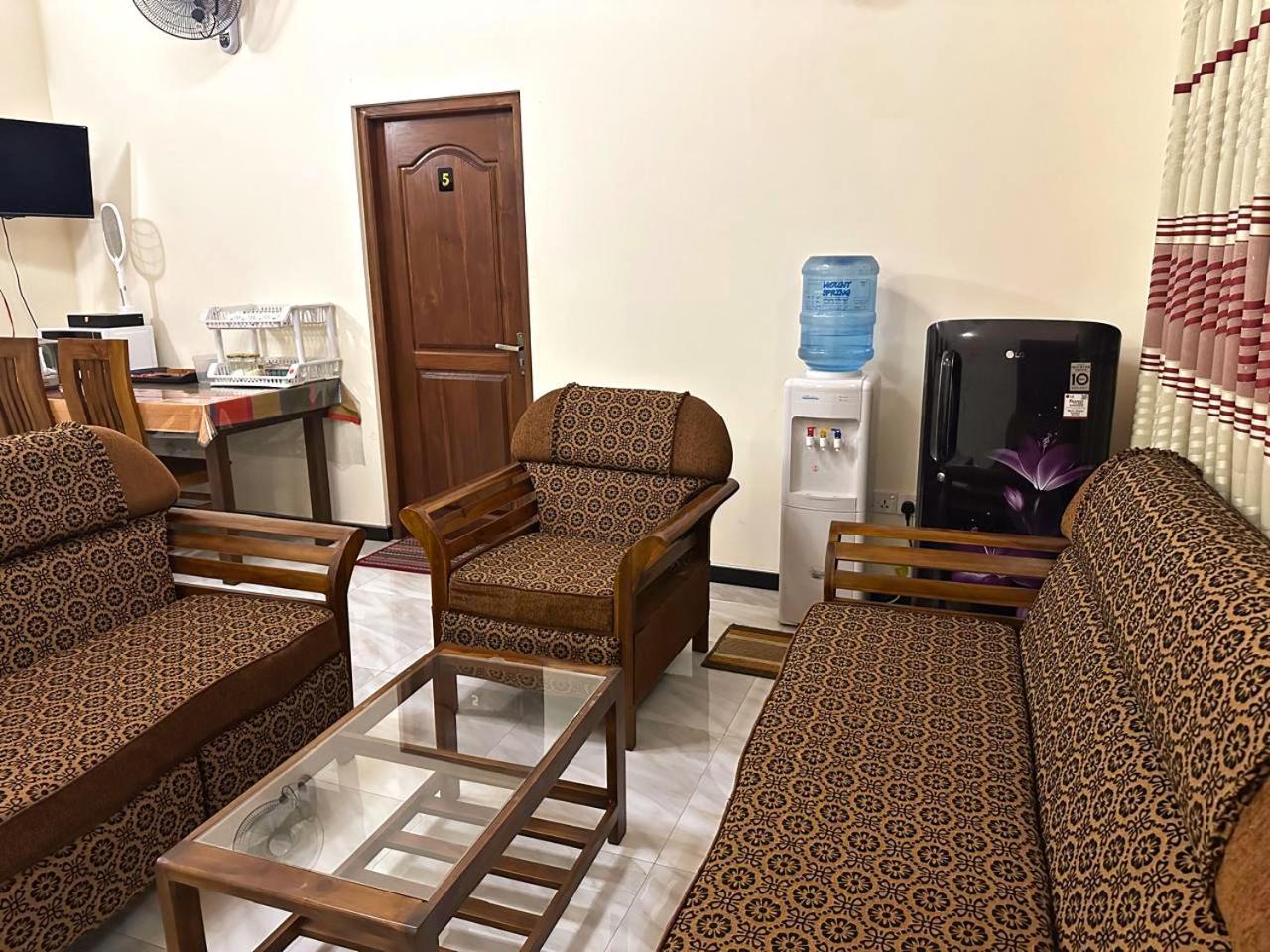 Lahiru Airport Villa Andiambalama Kültér fotó