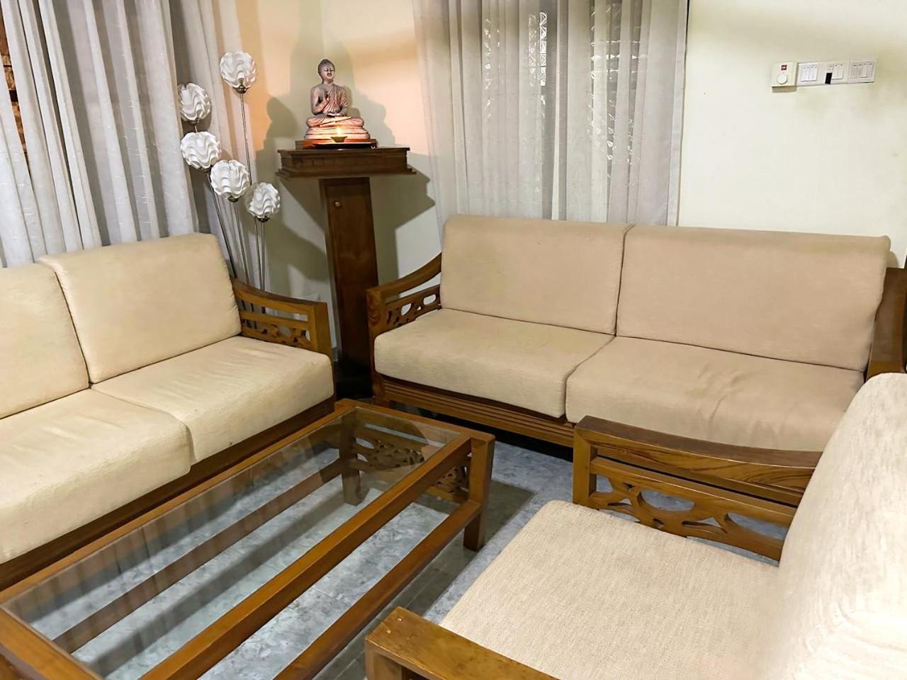 Lahiru Airport Villa Andiambalama Kültér fotó