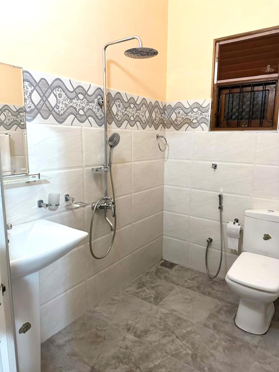 Lahiru Airport Villa Andiambalama Kültér fotó