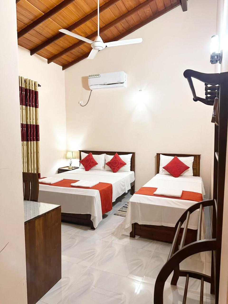 Lahiru Airport Villa Andiambalama Kültér fotó