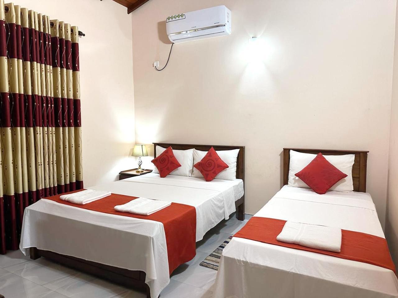 Lahiru Airport Villa Andiambalama Kültér fotó